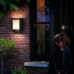 Philips utendørs LED-vegglampe Arbour Sensor 1 lyskilde. 2700 K