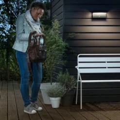 Philips utendørs LED-vegglampe Bustan 2-pakning Sensor 2.700K