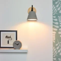 Possio - Vegglampe med skjerm i betong og treverk