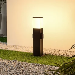 Prios Ayanis sokkellampe med 2 stikkontakter