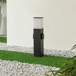 Prios Ayanis sokkellampe med 2 stikkontakter