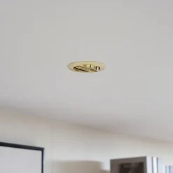 Prios innfelt taklampe Fibur, gull, aluminium, Ø 8,2 cm