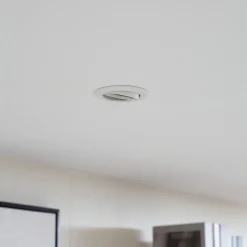 Prios innfelt taklampe Fibur, hvit, aluminium, Ø 8,2 cm