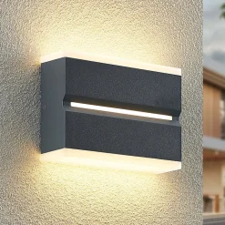 Prios Itarion utendørs LED-vegglampe, opalhvit skjerm