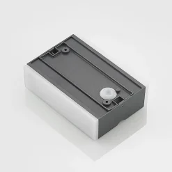 Prios Itarion utendørs LED-vegglampe, opalhvit skjerm