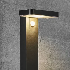Rica Square LED-gatelampe, kantet