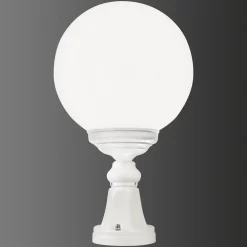 Sokkellampe 1131 med kuleskjerm, hvit