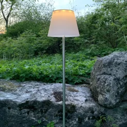 Solini LED-lampe med jordspyd, hvit/sølv, høyde 90 cm