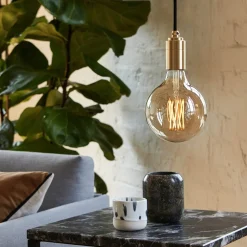 Tala globepære G125 Filament E27 6W 2200K 420 lm dimbar.