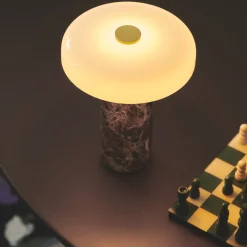 Trip LED oppladbar bordlampe, brun/hvit, marmor, glass, IP44