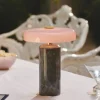 Trip LED oppladbar bordlampe, grå/rosa, marmor, glass, IP44