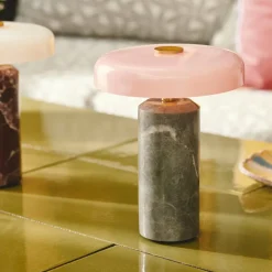 Trip LED oppladbar bordlampe, grå/rosa, marmor, glass, IP44