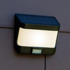 Try LED-solcellevegglampe med bevegelsessensor
