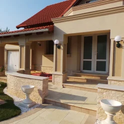 Utendørs vegglampe 1140, kuleskjerm, svart/hvitt