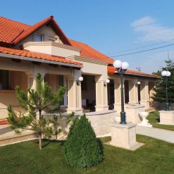 Utendørs vegglampe 1140, kuleskjerm, svart/hvitt