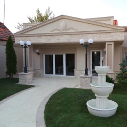 Utendørs vegglampe 1140, kuleskjerm, svart/hvitt