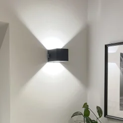 Utendørs vegglampe Iseo, svart, bredde 10 cm, sensor