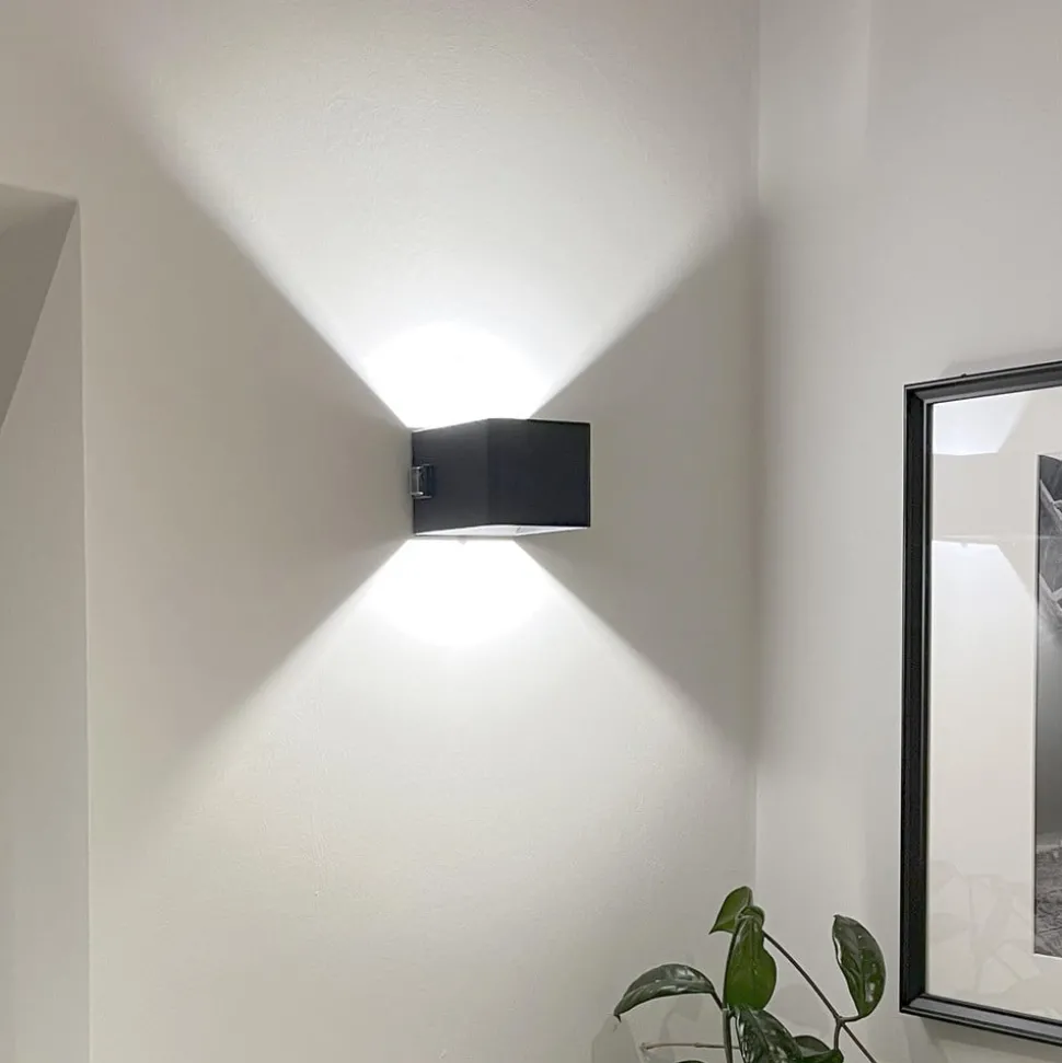 Utendørs vegglampe Iseo, svart, bredde 10 cm, sensor