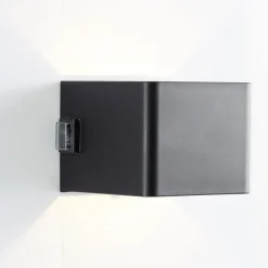 Utendørs vegglampe Iseo, svart, bredde 10 cm, sensor