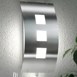 Utendørs vegglampe Toma i stål med sensor