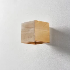 Vegglampe Ara som kube i tre