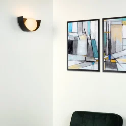 Vegglampe Benni med kuleskjerm av glass, svart