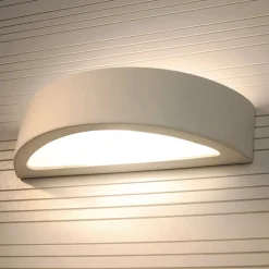 Vegglampe Bow opp/ned i keramikk, hvit, bredde 38 cm