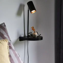 Vegglampe Cody, med hylle og USB-port, svart
