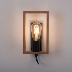 Vegglampe med ramme laget av tre