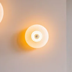 Vegglampe New Wave Optic, opalhvit, øyeeple, støpsel