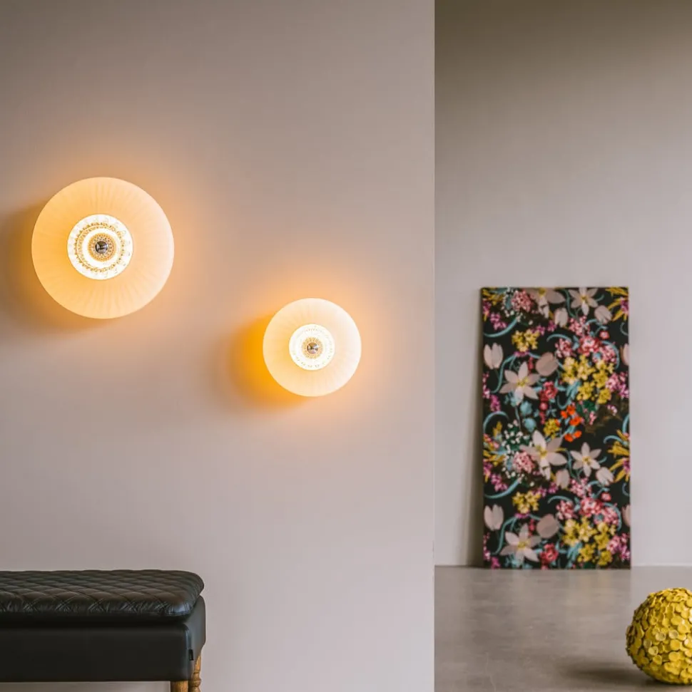 Vegglampe New Wave Optic, opalhvit, øyeeple, støpsel