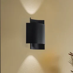 Vegglampe Pako av to stålplater i svart