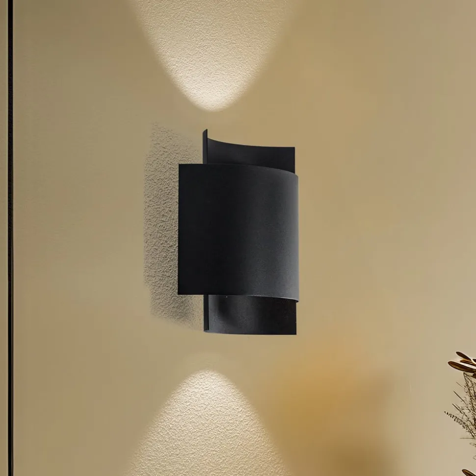 Vegglampe Pako av to stålplater i svart