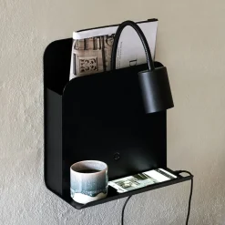 Vegglampe Roomi med hylle og USB, svart