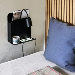Vegglampe Roomi med hylle og USB, svart
