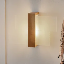 Vegglampe Shifted 1, glass og lyst tre