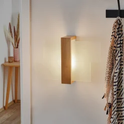 Vegglampe Shifted 1, glass og lyst tre