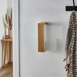 Vegglampe Shifted 1, glass og lyst tre