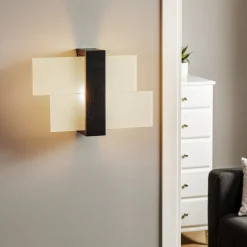 Vegglampe Shifted 1, glass og wenge-tre