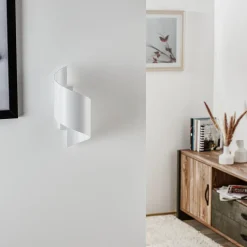 Vegglampe Spiner hvit, høyde 30 cm, stål