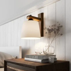 Vegglampe Sweden med trestativ, valnøtt eik