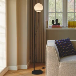 Wilson gulvlampe, metall, svart, kuppelskjerm i glass